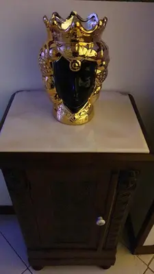 a black and gold vase sitting on a table at Alba central City in Palermo
