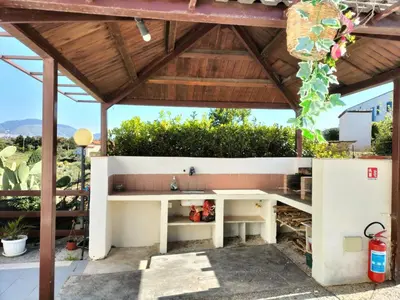 a pergola with a sink in a patio at Casa Contrada Molinello in Castellammare del Golfo