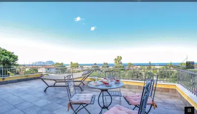 a patio with a table and chairs on a balcony at Villa indipendente in Altavilla Milicia
