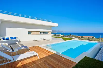 a villa with a swimming pool and a view of the ocean at VILLA DARDA con piscina e 3 camere da letto in Alcamo