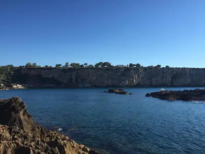 a large body of water next to a rocky shore at Le Case Vacanze di Federico in Terrasini