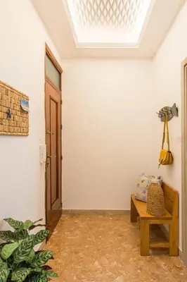 a room with a skylight and a bench and a window at Vento di Grecale - a pochi metri dal mare in Santa Flavia