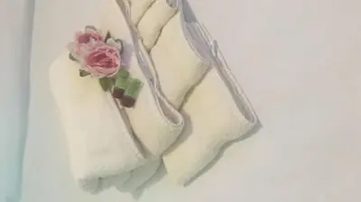 a pink rose sitting on top of a towel at mondello lilla' room in Palermo