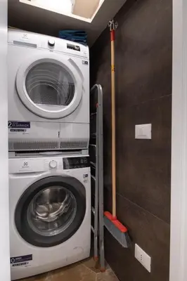a washing machine and a washer in a room at Zisa Suite in Palermo