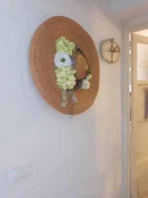 a wreath on a wall with flowers on it at Relais dei Mori Home Palermo in Casteldaccia