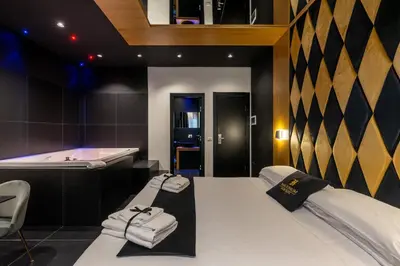 a room with two beds and a bath tub at Maximum hub suite&spa in Palermo