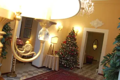 a christmas room with a christmas tree and a lamp at Hotel del Centro in Palermo