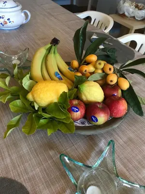 a bowl of fruit on top of a table at Villa Dorotea con piscina in Trappeto