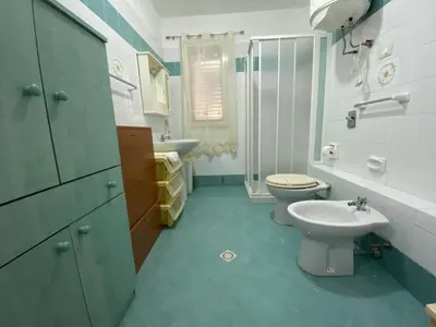 a bathroom with a toilet and a sink at Villa in recidence a 100 metri dal mare con servizio di piscina a 100 metri vicino Cefalu in Campofelice di Roccella
