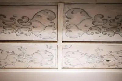 a white wall with intricate designs on it at Kalbita home in Palermo