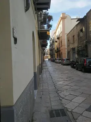 an empty street with cars parked on the side of a building at atocà1 casa vacanze - vedi anche atocà2 in Palermo