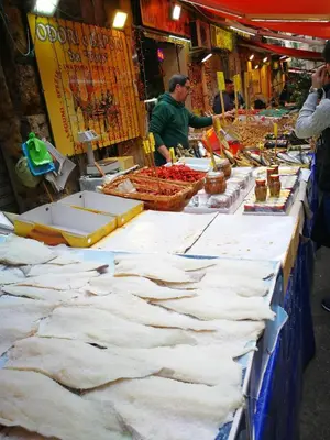 a display of fish at a fish market at atocà1 casa vacanze - vedi anche atocà2 in Palermo