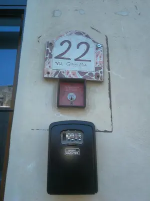 a wall with a meter on the side of a building at atocà1 casa vacanze - vedi anche atocà2 in Palermo
