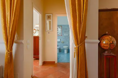 a hallway with a bathroom with a toilet at La casa di Dante in Palermo