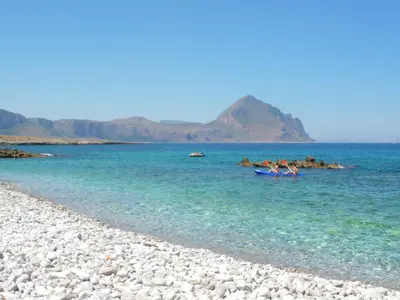 a group of people in a boat in the water at VILLETTA MAGNOLIE by Trerose Properties - Villetta indipendente con wi-fi e posto auto gratuito in San Vito lo Capo
