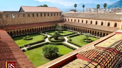 a view of a courtyard in a building at Via Roma 35 Apartament in Monreale