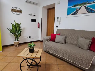 a living room with a couch and a table at LA CASA DI VIOLA in Palermo