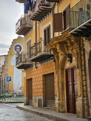 a building with a mural on the side of it at LA CASA DI VIOLA in Palermo