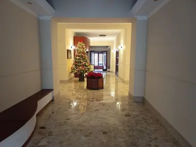 a christmas tree in the middle of a hallway at onoratocinque house apartment in Palermo
