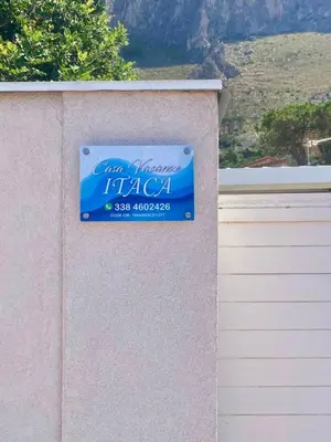 a sign on the side of a building at Itaca in Palermo