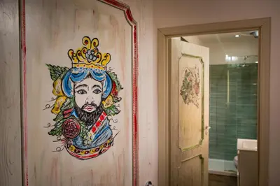 a painting of a king with a crown on a wall at Kalifè Vacanze in Castellammare del Golfo