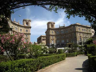 a view of a building with bushes and flowers at Apartament Dimora di Maury a due passi dai trasporti e da Ballarò in Palermo