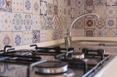 a stove top with a faucet in a kitchen at Dune Dorate,Tramonti Infiniti la tua oasi di pace in Dune ! Aprile al Mare in Appartamento con vista panoramica e WiFi Casa Vacanza Vista Mare in Sicilia Relax e Tramonti Unici in Alcamo Marina