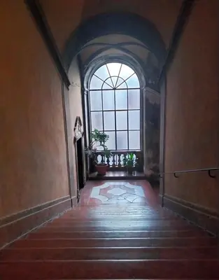 an old building with plants in a room with windows at Casamaqueda26, Bilocale indipendente presso palazzo Filangeri-Cutò in Palermo