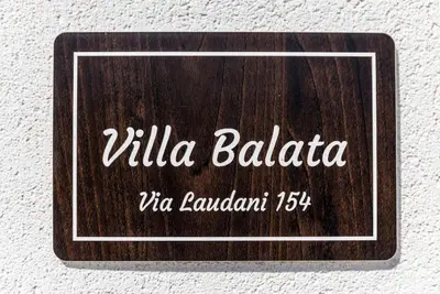 a sign on a wall that reads villa balattavia la lombardy at Villa Balata mare e relax in Balata di Baida