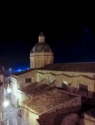 a building with a tower on top of it at night at Casa all'Annunziata in Termini Imerese