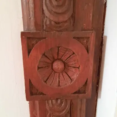 a wooden pole with a flower design on it at Quattrocantiapartments in Palermo