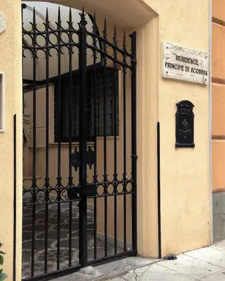 a black gate on the front of a building at Casa di Giulietta in Palermo
