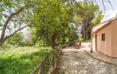 a path next to a house with trees at Rosmarino in San Giuseppe Jato