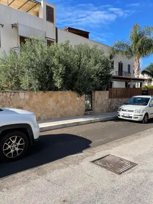 two cars parked in a parking lot in front of a building at Belmare trilocale a piano terra indipendente in San Vito lo Capo