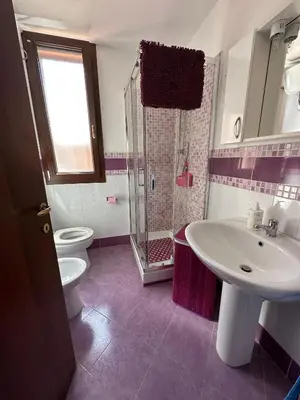 a bathroom with a sink and a shower and a toilet at Villa con piscina privata riscaldata ad uso esclusivo vicino Cefalù in Lascari