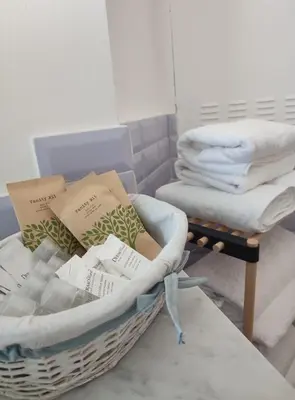 a basket of towels and a table with a pile of towels at BALLARHOUSE in Palermo