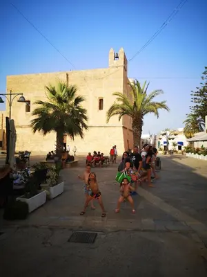 a group of children playing in front of a building at APPARTAMENTO A SAN VITO LO CAPO STANZA CON BAGNO in San Vito lo Capo