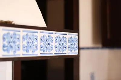 a blue and white tile on a shelf at Belle Vue Sarmuci in Scopello