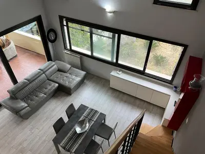 an overhead view of a living room with a couch and a table at Via delle Rose in Torretta